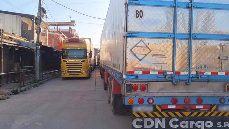 Puente Internacional: transporte de carga levanta bloqueo en el lado boliviano