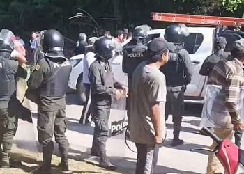 Puente Internacional Aguas Blancas-Bermejo: maestros bolivianos bloquean el paso