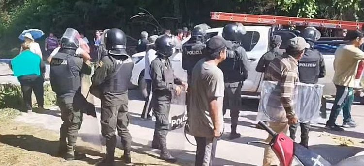 Puente Internacional Aguas Blancas-Bermejo: maestros bolivianos bloquean el paso