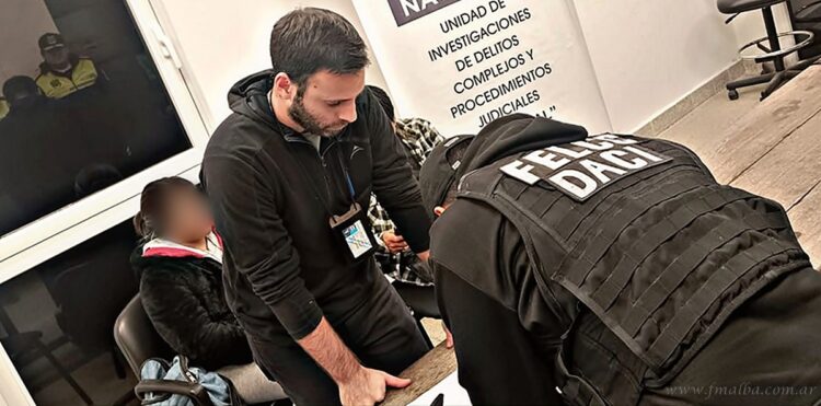 Embarcación: retornaron al país la adolescente desaparecida y su madre