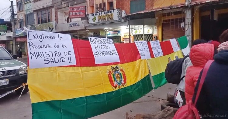 Puente Internacional: bloqueo de autoconvocados de salud en Yacuiba
