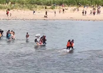 Aguas Blancas: cruce a pie por el río Bermejo ante suspensión del paso fluvial