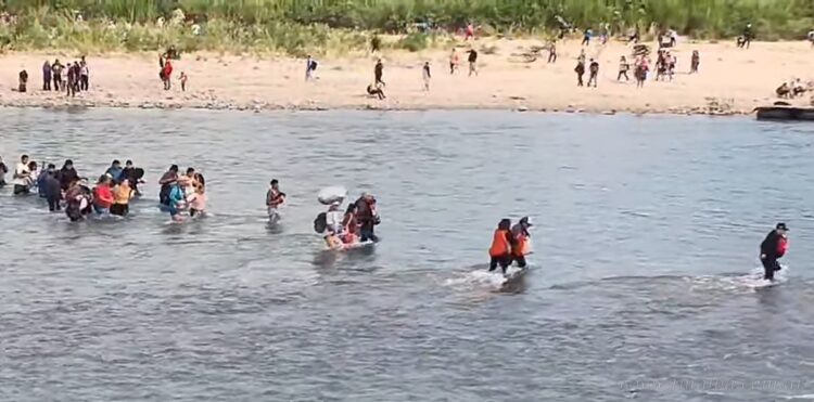 Aguas Blancas: cruce a pie por el río Bermejo ante suspensión del paso fluvial