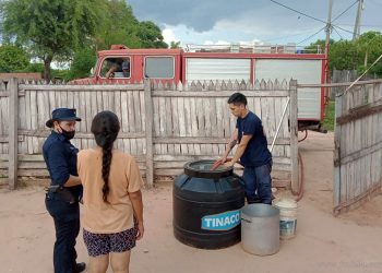 Zona Oeste: Bomberos Voluntarios proveyeron de agua a vecinos de comunidad La Loma