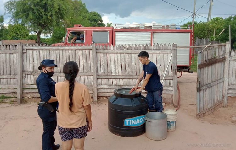 Zona Oeste: Bomberos Voluntarios proveyeron de agua a vecinos de comunidad La Loma