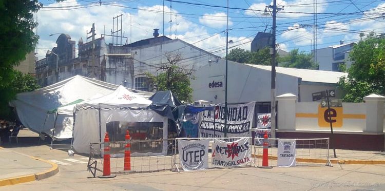 Tartagal: continúa el acampe ante oficinas de Edesa