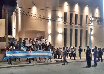 Tartagal: Autoconvocados coparon la escalera de Casa de la Cultura con manifestación