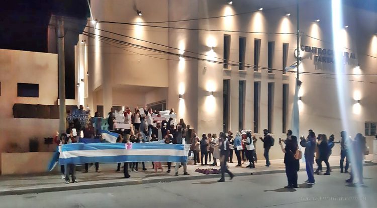 Tartagal: Autoconvocados coparon la escalera de Casa de la Cultura con manifestación