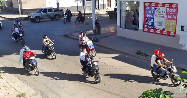 Educación: Autoconvocados en caravana y vigilia