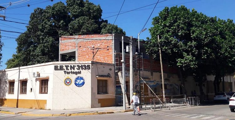 Construcción de aulas: aprueban actualización de precios para continuar las obras