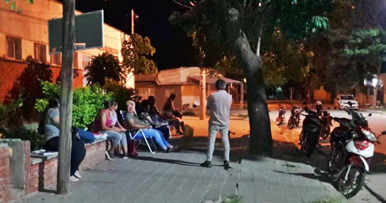 Ciclo Lectivo 2024: acampes en hospital y centros de salud por el certificado sanitario