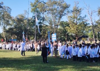 RIMte 28: estudiantes primarios prometieron lealdad a la Bandera Nacional