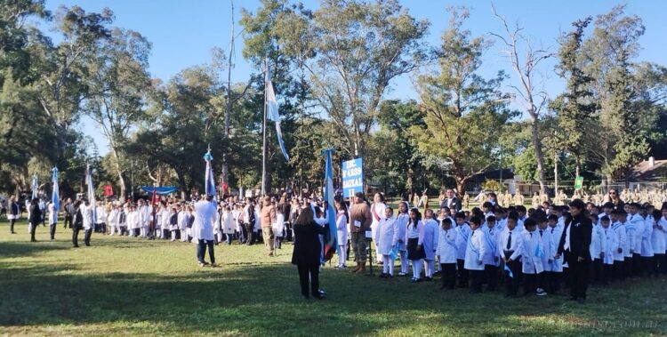 RIMte 28: estudiantes primarios prometieron lealdad a la Bandera Nacional