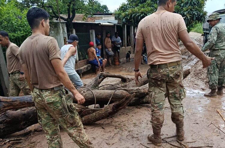 Aguaray: despliegue del RIMte 28 para el traslado de evacuados