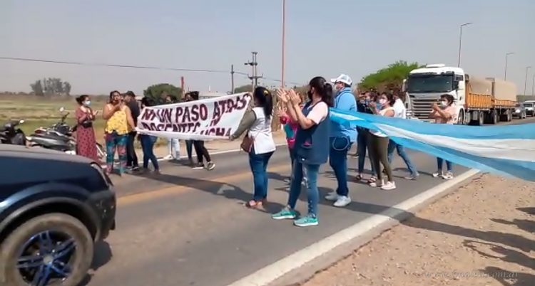 Embarcación: docentes cortaron el paso sobre Ruta 34 en repudio a Sáenz