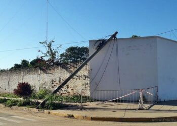 Postes de cableado aéreo arrastrados por camiones de gran porte