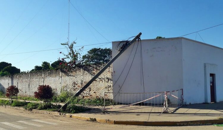 Postes de cableado aéreo arrastrados por camiones de gran porte