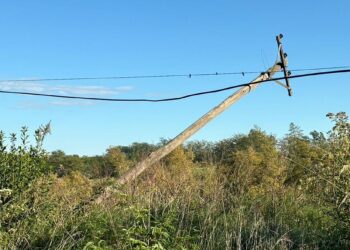 Mañana ventosa: localidades sin energía debido a postes ladeados