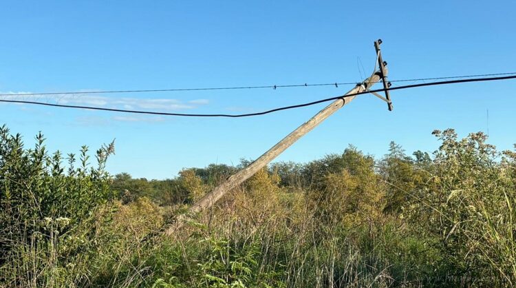 Mañana ventosa: localidades sin energía debido a postes ladeados