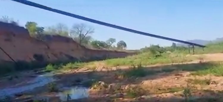 Salvador Mazza: a cuatro años de correntada, caño que llevan hidrocarburos todavía se asienta en pilotes