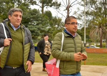 Salvador Mazza: Mimessi y Subelza entregaron guardapolvos en escuela de Arenales