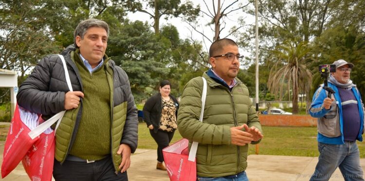 Salvador Mazza: Mimessi y Subelza entregaron guardapolvos en escuela de Arenales