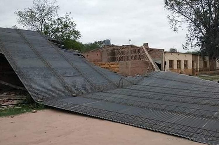 Fuertes vientos provocaron voladuras de techos y cortes de energía