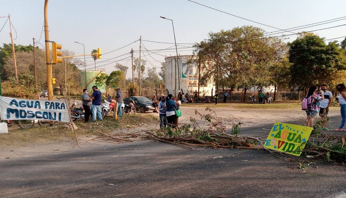 General Mosconi: por falta de agua, vecinos cortan el paso por Ruta Nacional 34