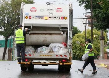 General Mosconi: empleados municipales y un conductor heridos en fuerte choque