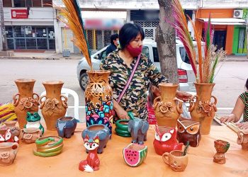 Exposición al aire libre de artesanías originarias