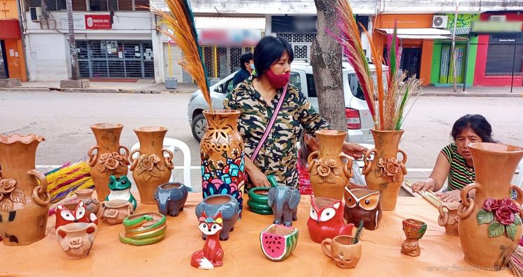 Exposición al aire libre de artesanías originarias