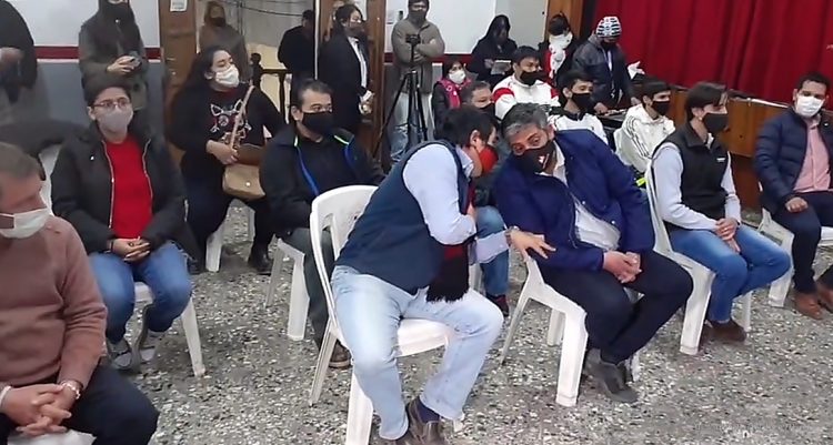 Funcionario e intendente atrapados en cortes de ruta