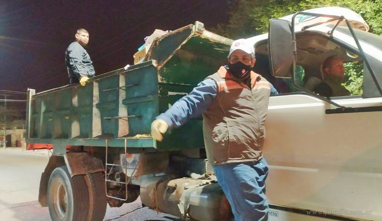 Paro Municipal: intendente Mimessi y funcionarios salieron a recoger la basura