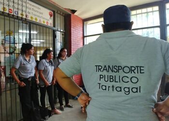 Terminal de Ómnibus: mujeres encadenadas en reclamo por contrato laboral