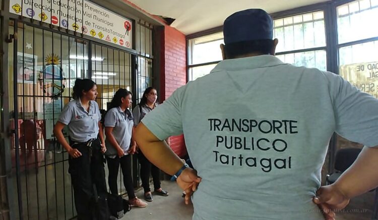 Terminal de Ómnibus: mujeres encadenadas en reclamo por contrato laboral