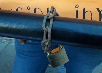 Municipalidad: familias se encadenan en petición a vivienda social