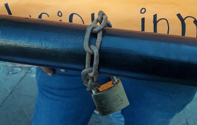 Municipalidad: familias se encadenan en petición a vivienda social