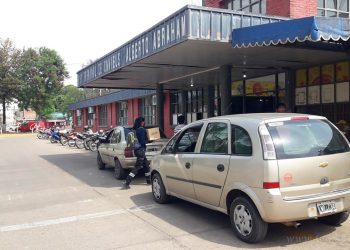 Movilización de taxistas ante la Terminal de Ómnibus