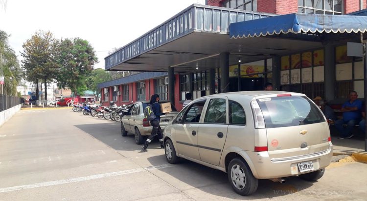 Movilización de taxistas ante la Terminal de Ómnibus