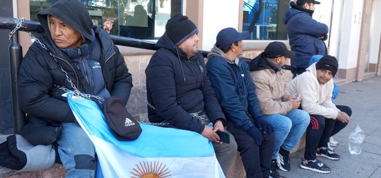 Municipalidad de Tartagal: cooperativistas encadenados y en huelga de hambre