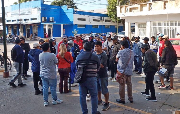 Acampe y olla popular ante la Municipalidad: “Esto ya no es culpa de Milei”