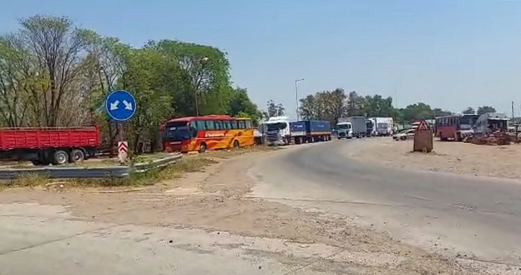 Orán: corte a medio calzada en la rotonda de Pichanal