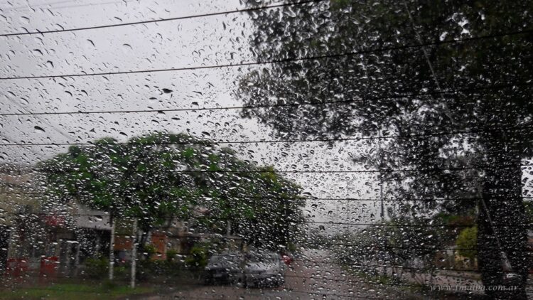 Lluvia y tormenta el fin de semana: más de 100 mm de agua caída en Tartagal