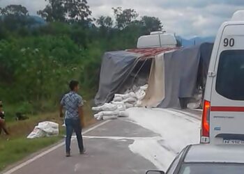 Virgen de la Peña: vuelco de camión con harina interrumpe paso por Ruta 34