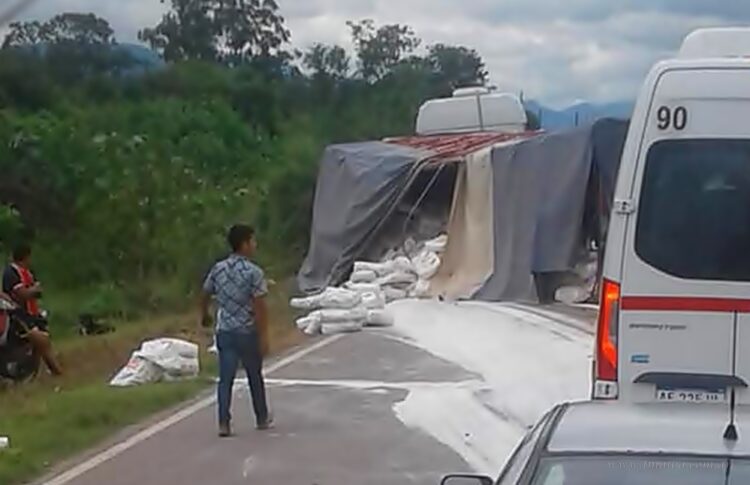 Virgen de la Peña: vuelco de camión con harina interrumpe paso por Ruta 34