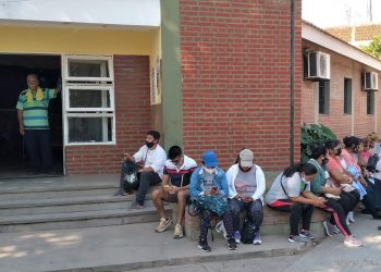 Mujeres del movimiento La Dignidad en sentada ante la Comisaría 42