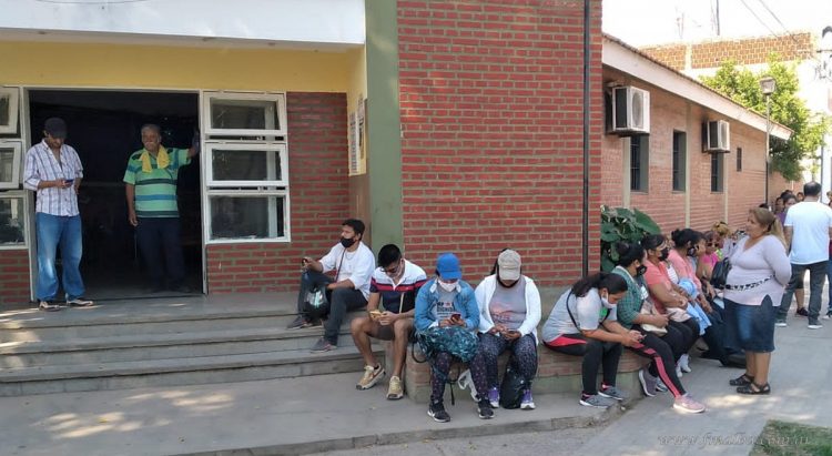 Mujeres del movimiento La Dignidad en sentada ante la Comisaría 42