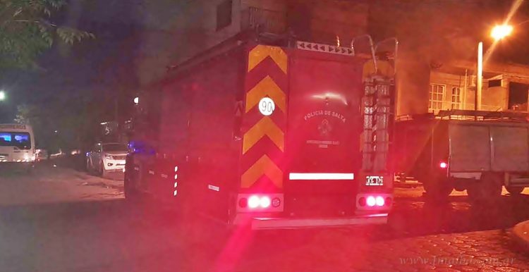 Salvador Mazza: bomberos rescatan a familia de un incendio