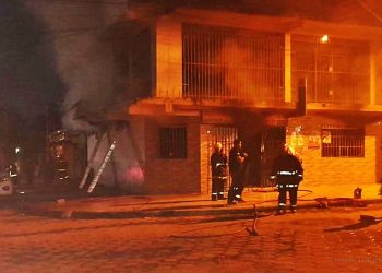 Salvador Mazza: bomberos rescatan a familia de un incendio