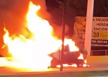 Avenida Packham: por un aparente corto circuito, un remís se quemó en totalidad